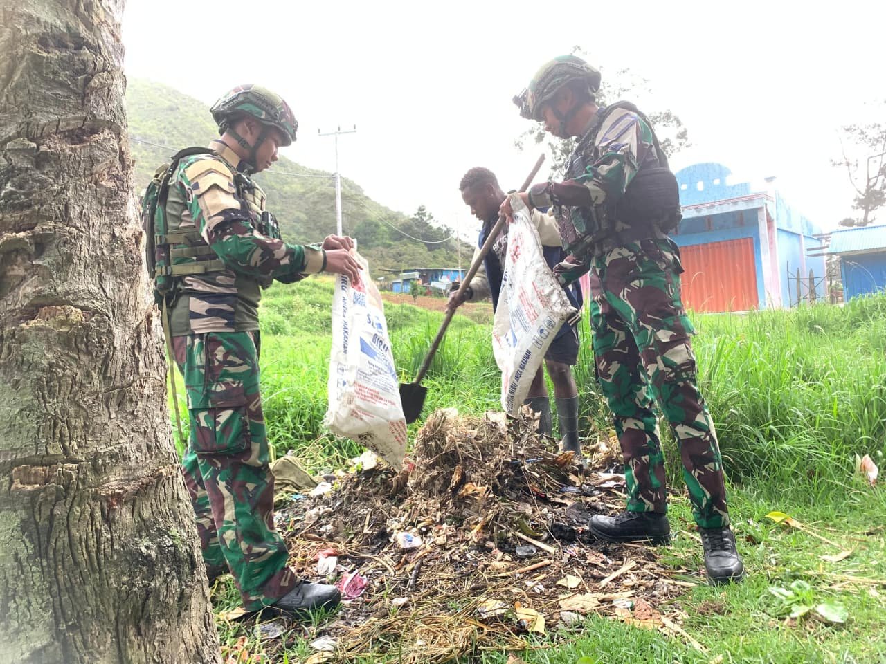Satgas Yonif 521/DY Bersihkan Pasar Bolakme Jayawijaya. - thewasessnews.com