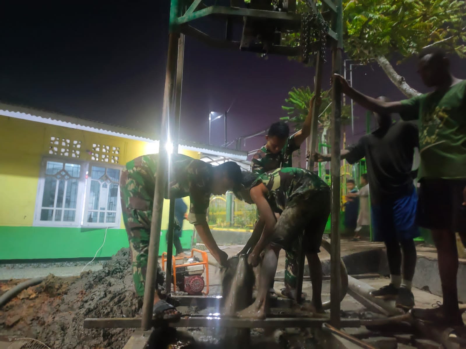 Satgas Yonif 123/Rajawali Bangun Sumur Bor di Mesjid Nurul Falah Kepi. - thewasesanews.com