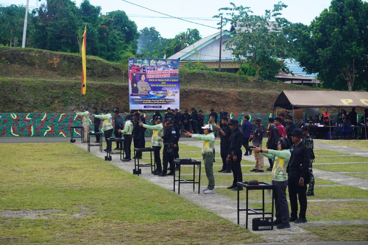 Polwan Polda Papua Barat Bersama Kowad Kodam Menggelar Eksebisi Menembak. - thewasesanews.com