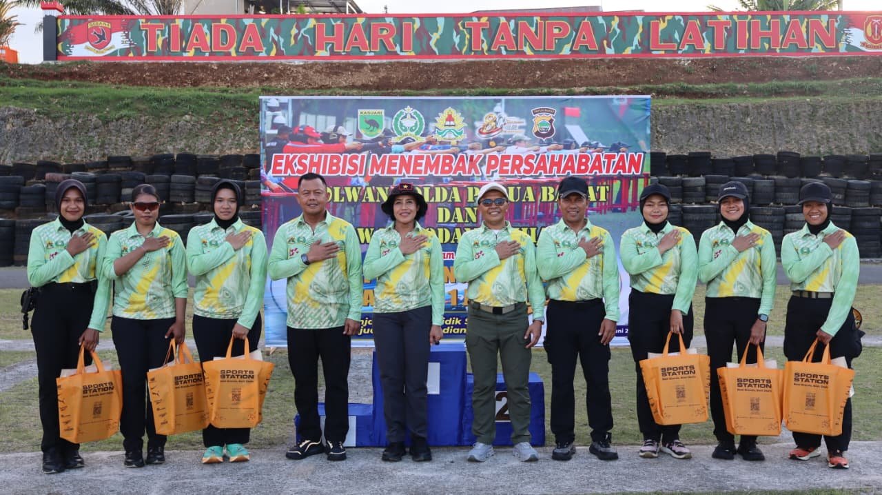 Polwan Polda Papua Barat Bersama Kowad Kodam Menggelar Eksebisi Menembak. - thewasesanews.com