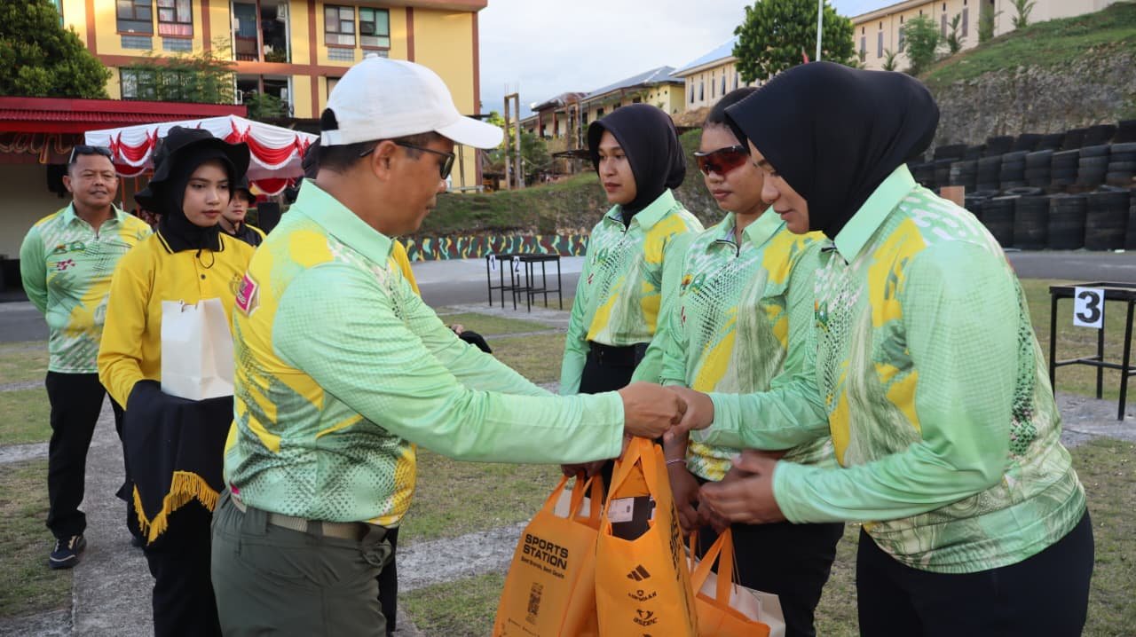 Polwan Polda Papua Barat Bersama Kowad Kodam Menggelar Eksebisi Menembak. - thewasesanees.com