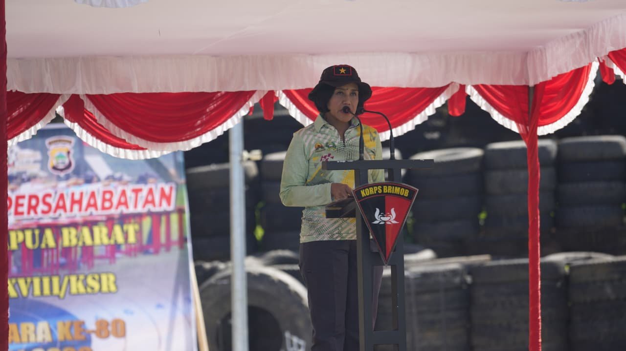 Polwan Polda Papua Barat Bersama Kowad Kodam Menggelar Eksebisi Menembak. - thewasesanews.com