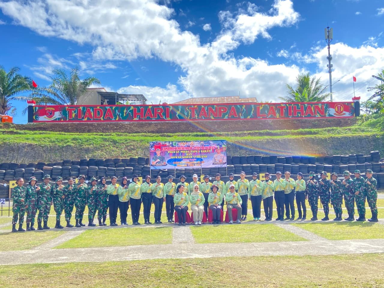 Polwan Polda Papua Barat Bersama Kowad Kodam Menggelar Eksebisi Menembak. - thewasesanews.com