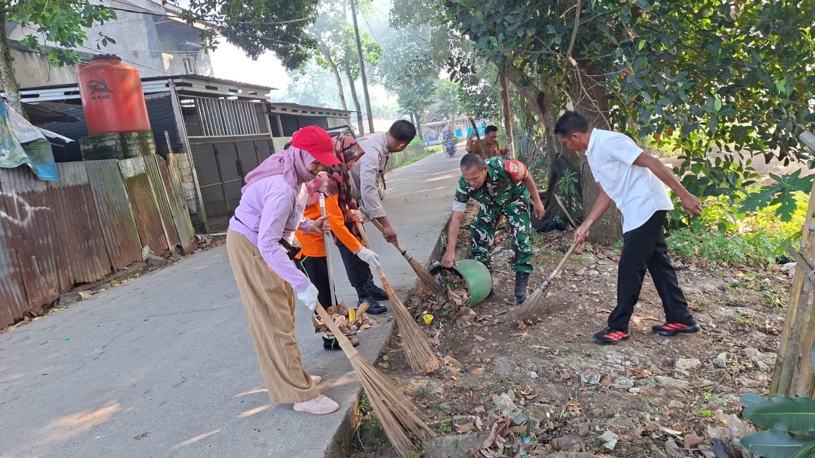 Polsek Panongan Gelar Gerakan ASRI Bersihkan Lingkungan Desa. - thewasesanews.com