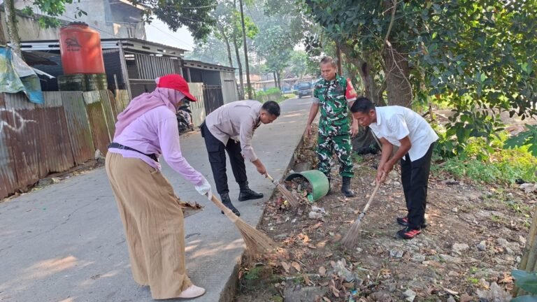 Polsek Panongan Gelar Gerakan ASRI Bersihkan Lingkungan Desa. - thewasesanews.com