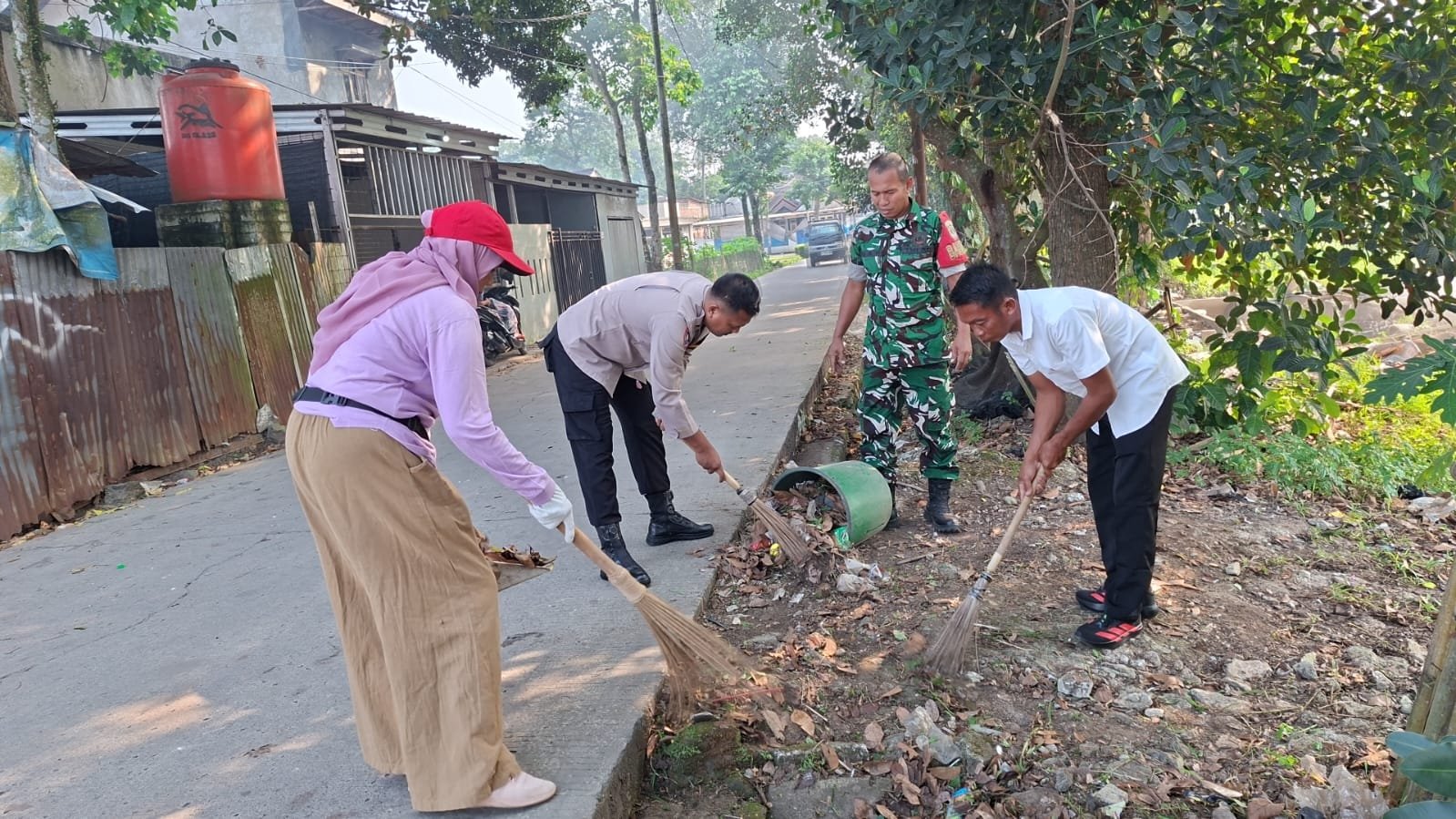 Polsek Panongan Gelar Gerakan ASRI Bersihkan Lingkungan Desa. - thewasesanews.com