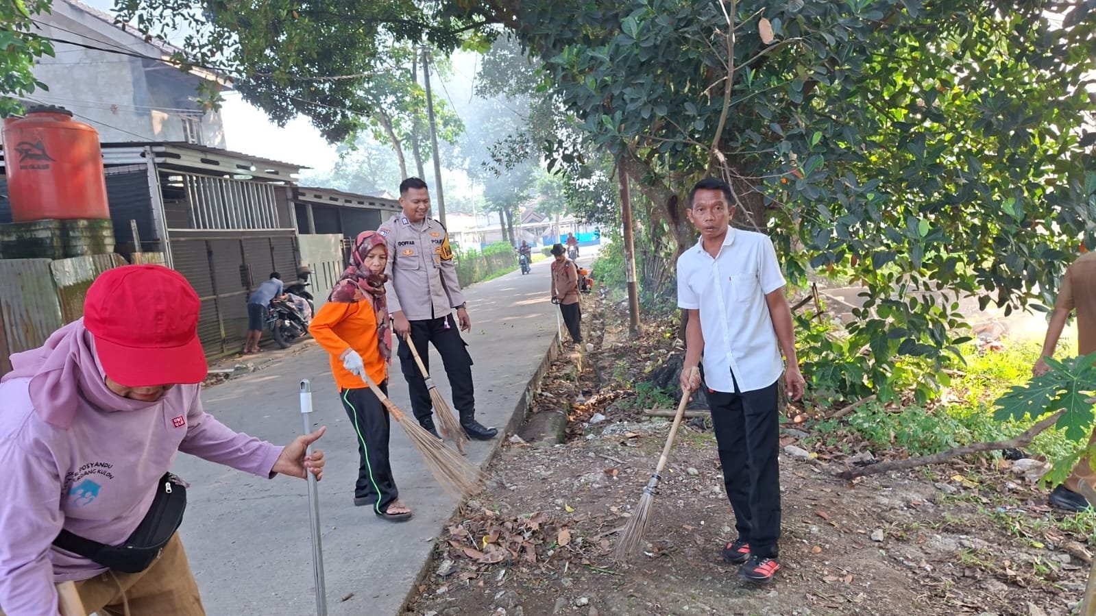Polsek Panongan Gelar Gerakan ASRI Bersihkan Lingkungan Desa. - thewasesanews.com