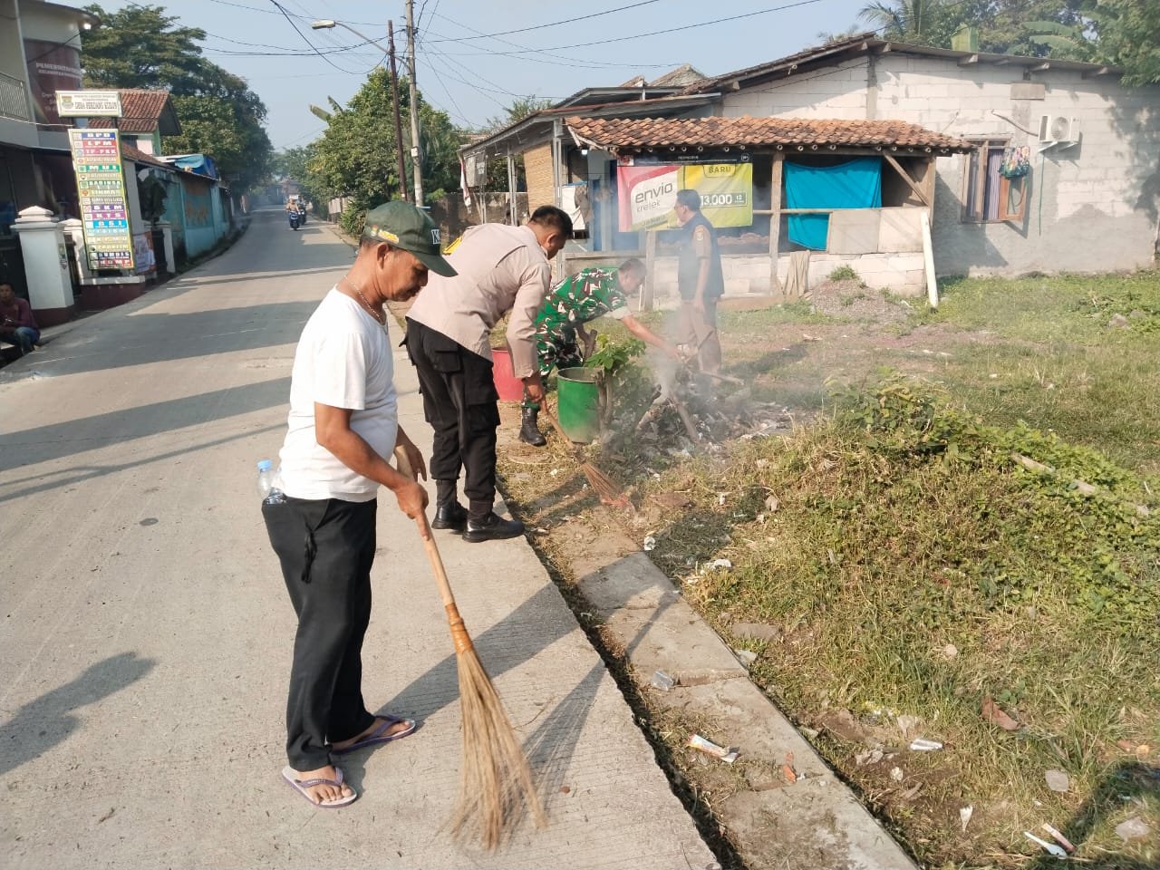 Polsek Panongan Gelar Gerakan ASRI Bersihkan Lingkungan Desa. - thewasesanews.com