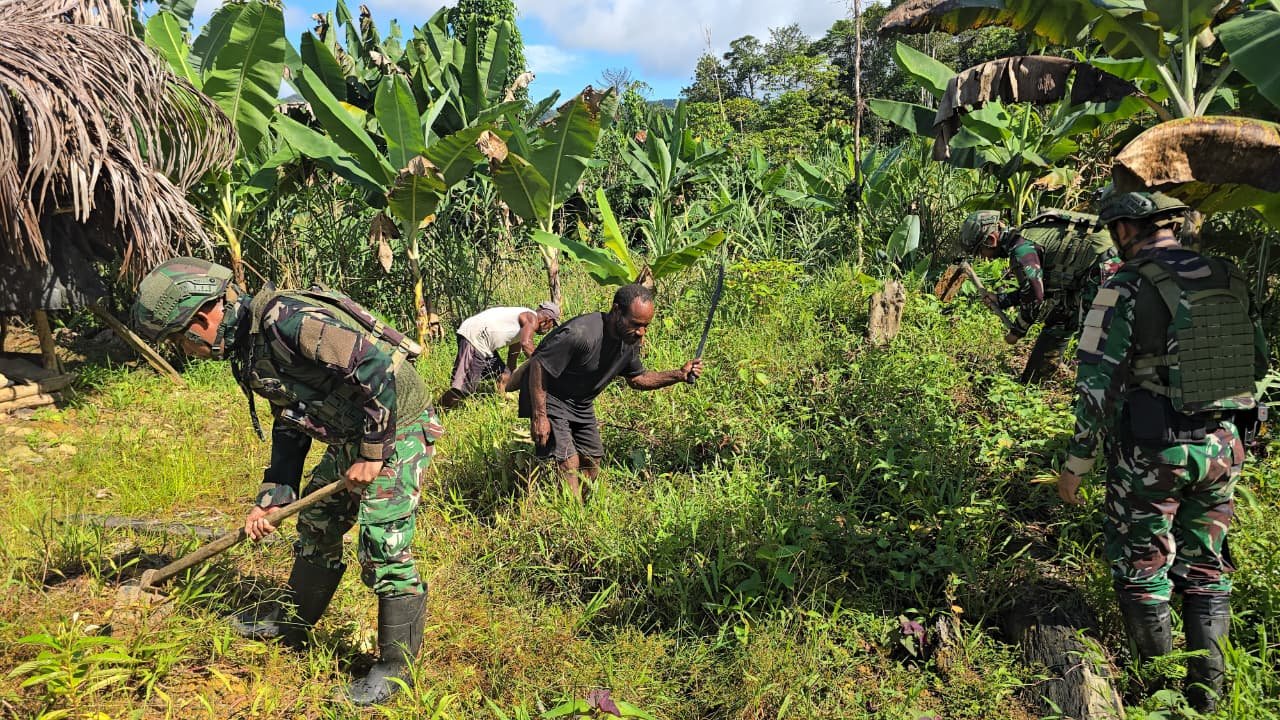 Satgas Yonif 521/DY Perkuat Ketahanan Pangan Warga Benawa Yalimo Papua. - thewasesanews.com