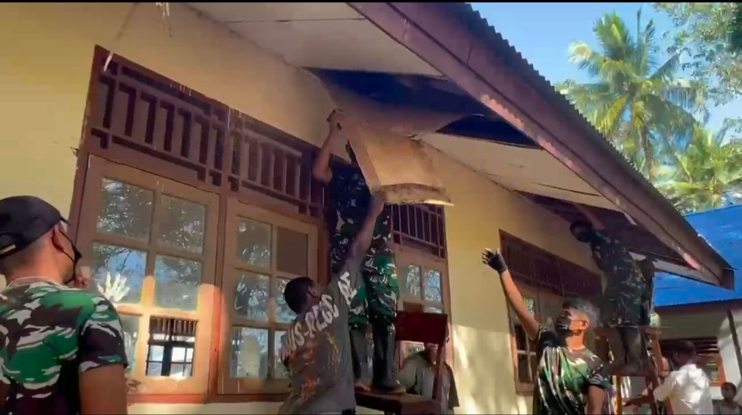 Satgas Yonif 123/Rajawali Renovasi Sekolah SD Negeri Bade Mappi Papua. - thewasesanews.com