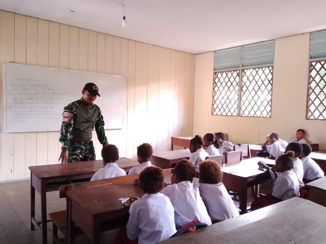 Satgas Yonif 123/Rajawali Mengajar di Asmat Guna Pacu Semangat Siswa. - thewasesanews.com