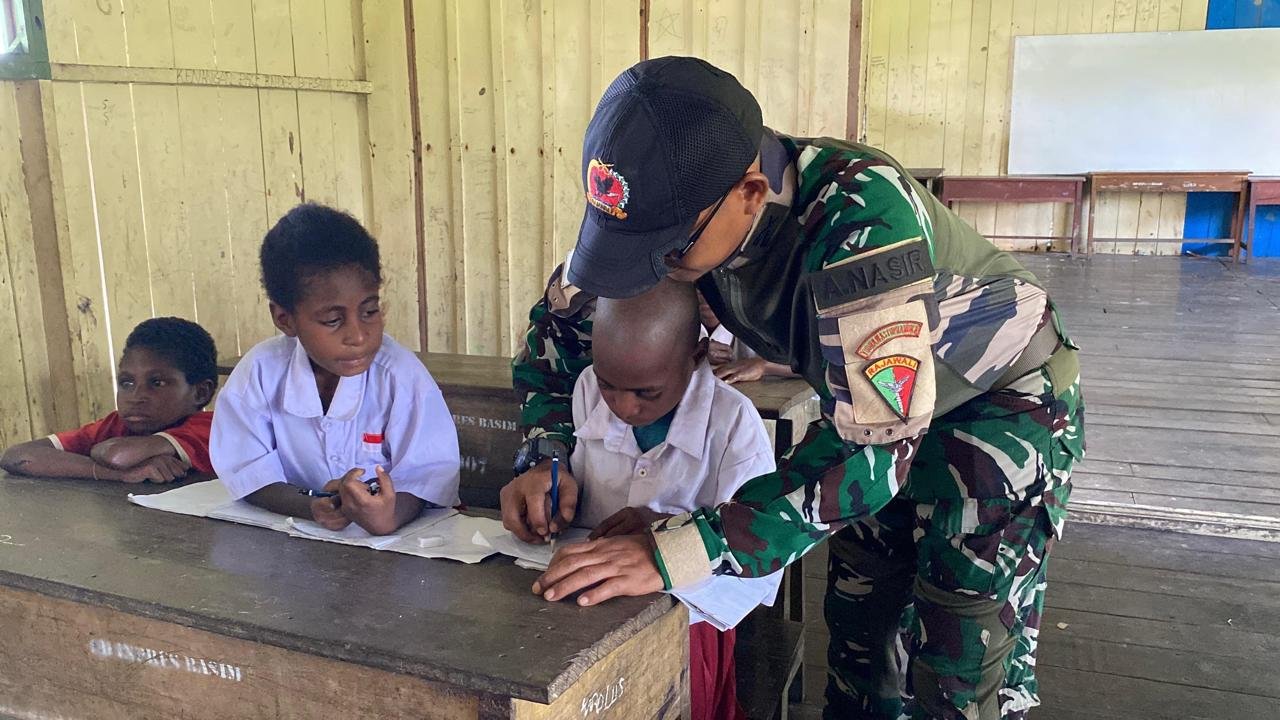 Satgas Yonif 123/Rajawali Mengajar di Asmat Guna Pacu Semangat Siswa. - thewasesanews.com
