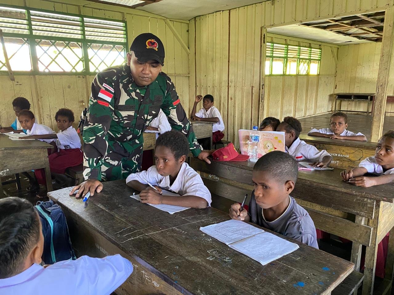 Satgas Yonif 123/Rajawali Mengajar di Asmat Guna Pacu Semangat Siswa. - thewasesanees.com