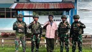 Satgas Yonif 521/DY Bagikan Buku Tulis untuk Siswa SD Kelila. - thewasesanews.com