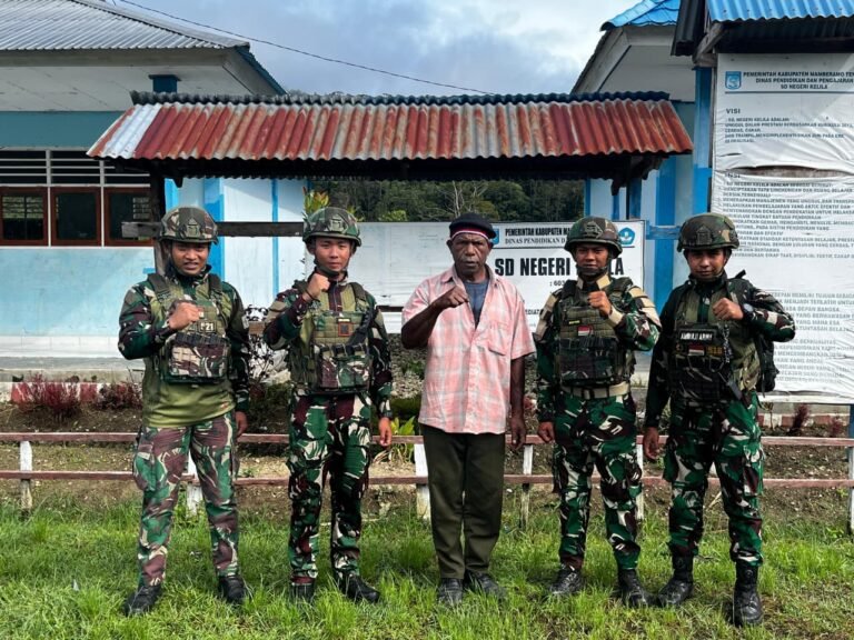 Satgas Yonif 521/DY Bagikan Buku Tulis untuk Siswa SD Kelila. - thewasesanews.com