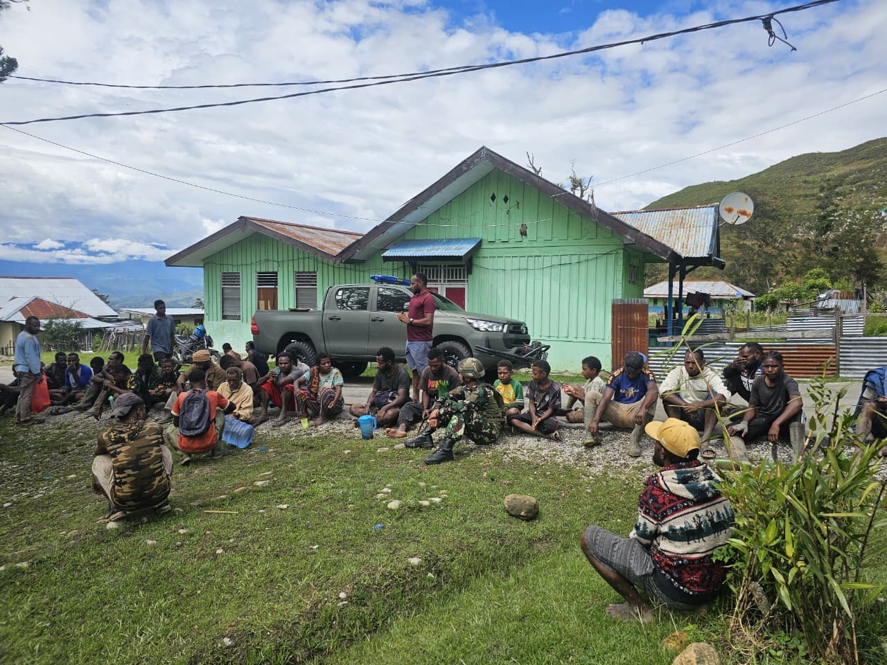 Satgas Yonif 521/DY Bantu Pembangunan Pagar Pondok Pesantren Al Istiqomah. - thewasesanews.com