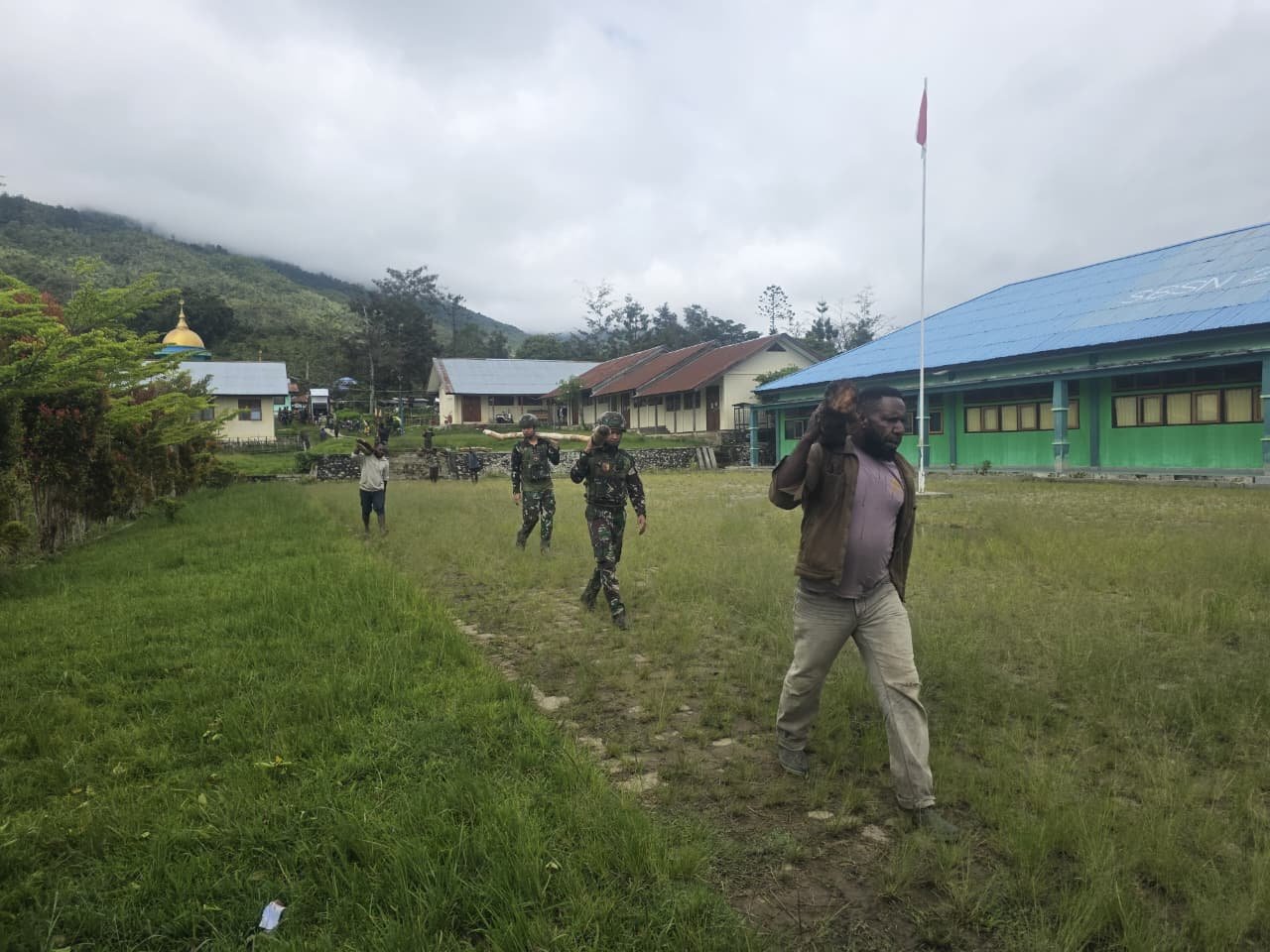 Satgas Yonif 521/DY Bantu Pembangunan Pagar Pondok Pesantren Al Istiqomah. - thewasesanews.com