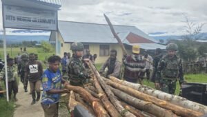 Satgas Yonif 521/DY Bantu Pembangunan Pagar Pondok Pesantren Al Istiqomah. -thewasesanews.com