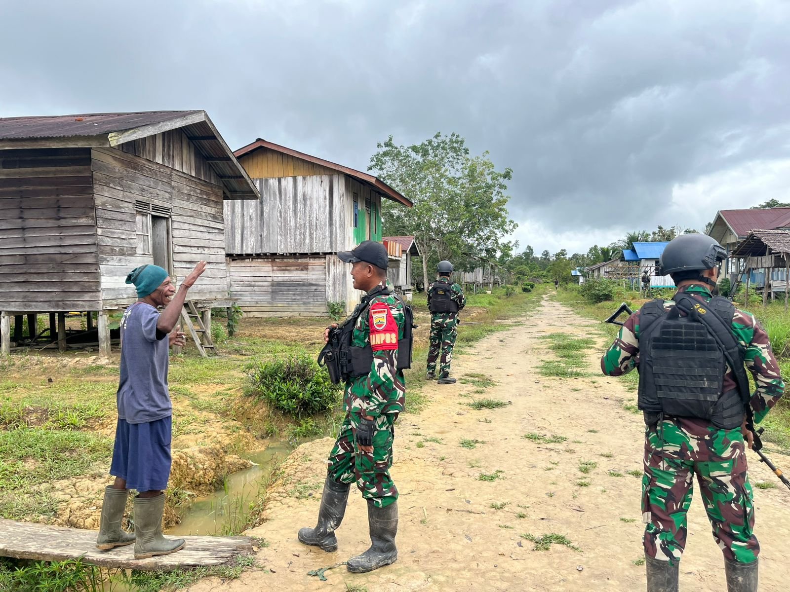 Satgas Yonif 123 Rajawali Dengar Curhat Warga Korowai Papua. - thewasesanews.com