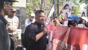 Acek Kusuma Pimpin Aksi APMP Jatim Usut Tuntas Dugaan Korupsi RSUD Dr. Soetomo. - thewasesanews.com