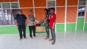 Kapolres Halmahera Tengah Silaturahmi dengan Suku Togutil di Desa Weikop. - thewasesanews.com