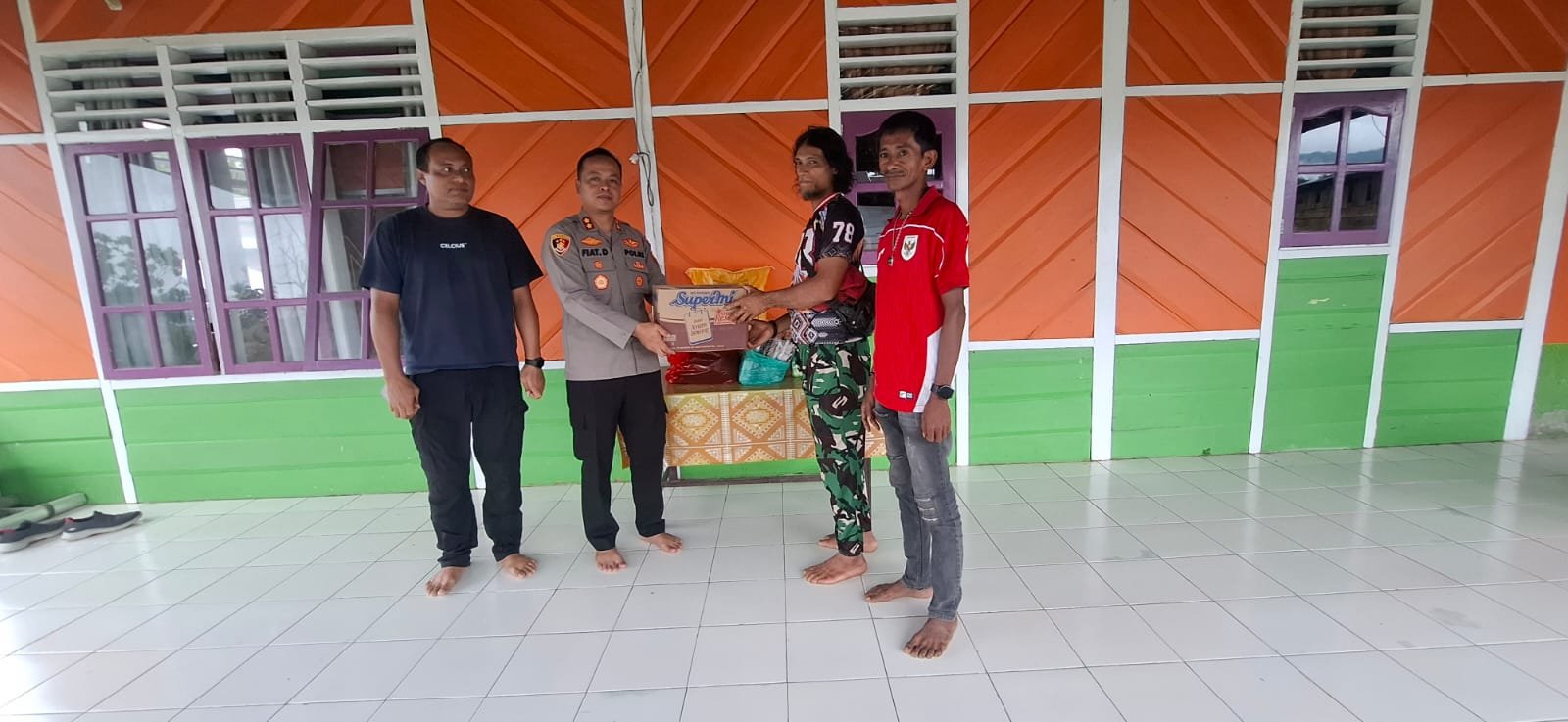 Kapolres Halmahera Tengah Silaturahmi dengan Suku Togutil di Desa Weikop. - thewasesanews.com