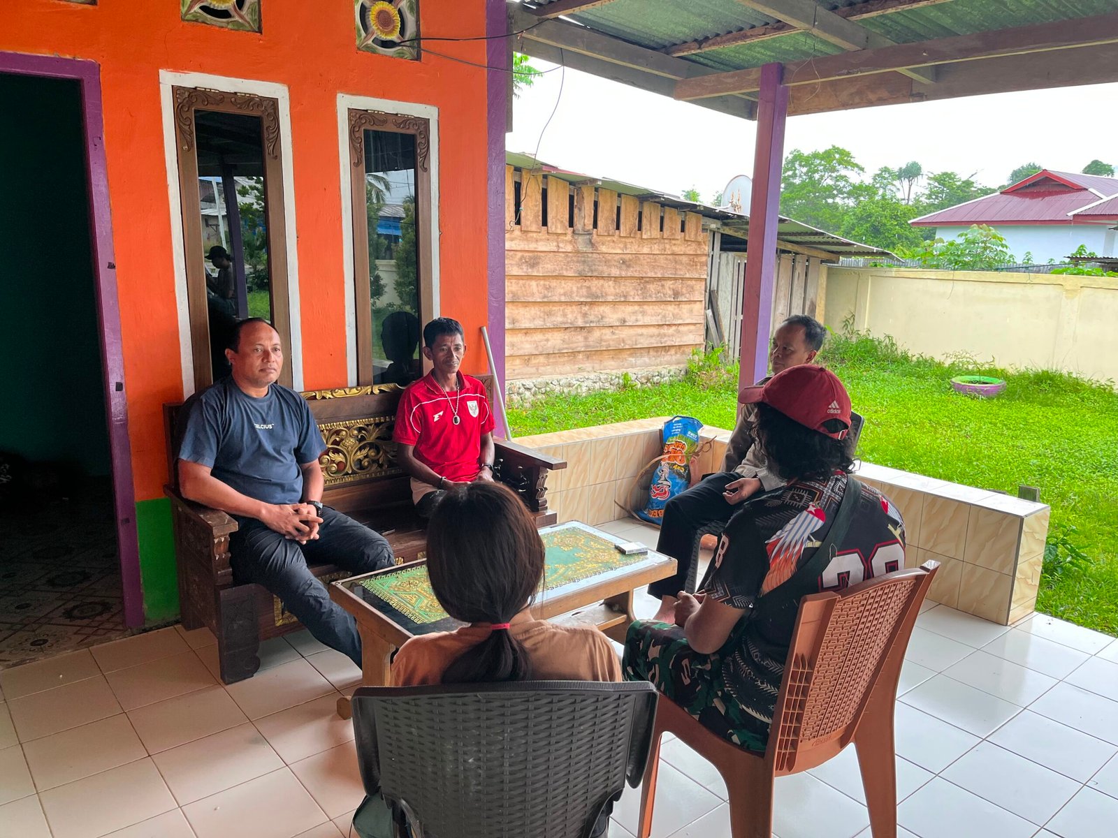 Kapolres Halmahera Tengah Silaturahmi dengan Suku Togutil di Desa Weikop. - thewasesanews.com