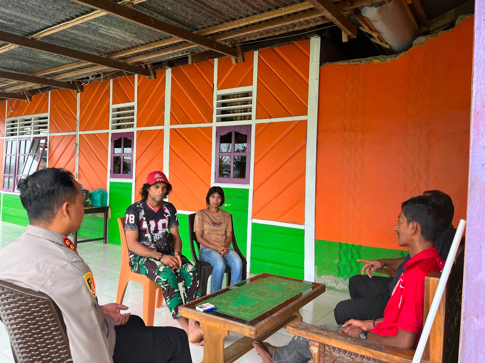 Kapolres Halmahera Tengah Silaturahmi dengan Suku Togutil di Desa Weikop. - thewasesanews.com