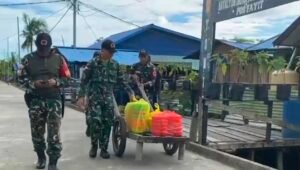 Satgas Yonif 123/Rajawali Bagikan Makanan Bergizi di Kampung Basim. - thewasesanews.com