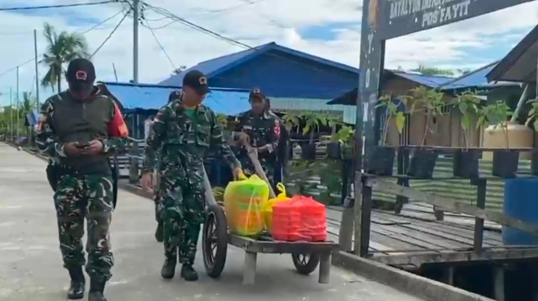 Satgas Yonif 123/Rajawali Bagikan Makanan Bergizi di Kampung Basim. - thewasesanews.com