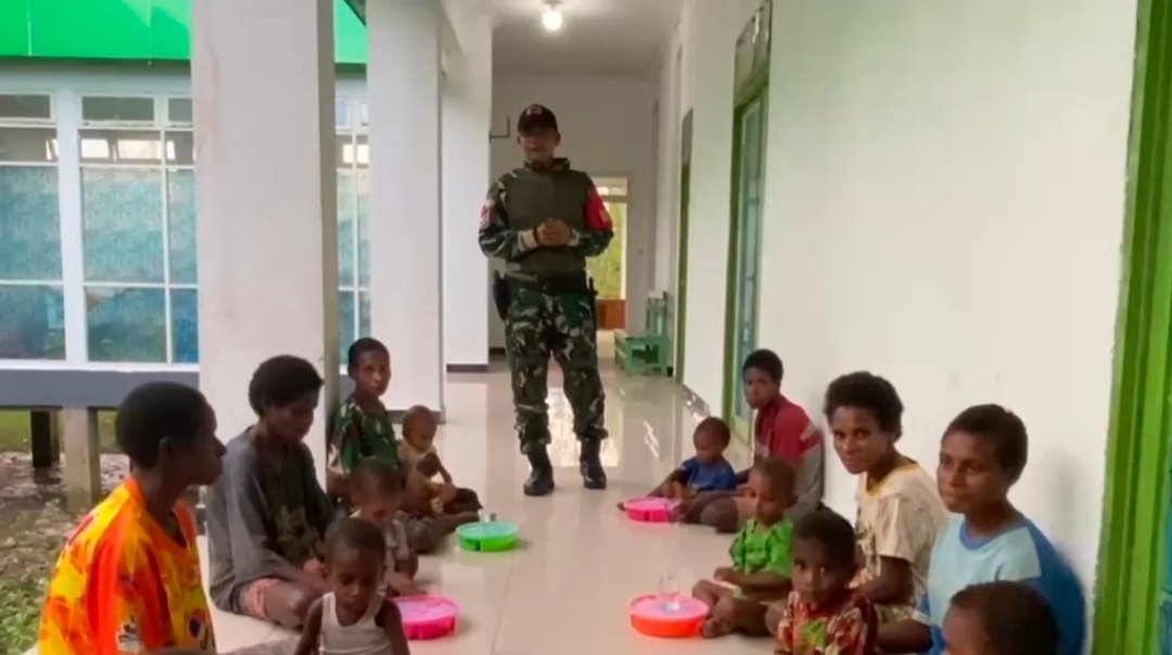 Satgas Yonif 123/Rajawali Bagikan Makanan Bergizi di Kampung Basim. - thewasesanews.com
