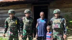 Satgas Yonif 521/DY Layanan Kesehatan Eragayam Pererat Kemanunggalan. - thewasesanews.com
