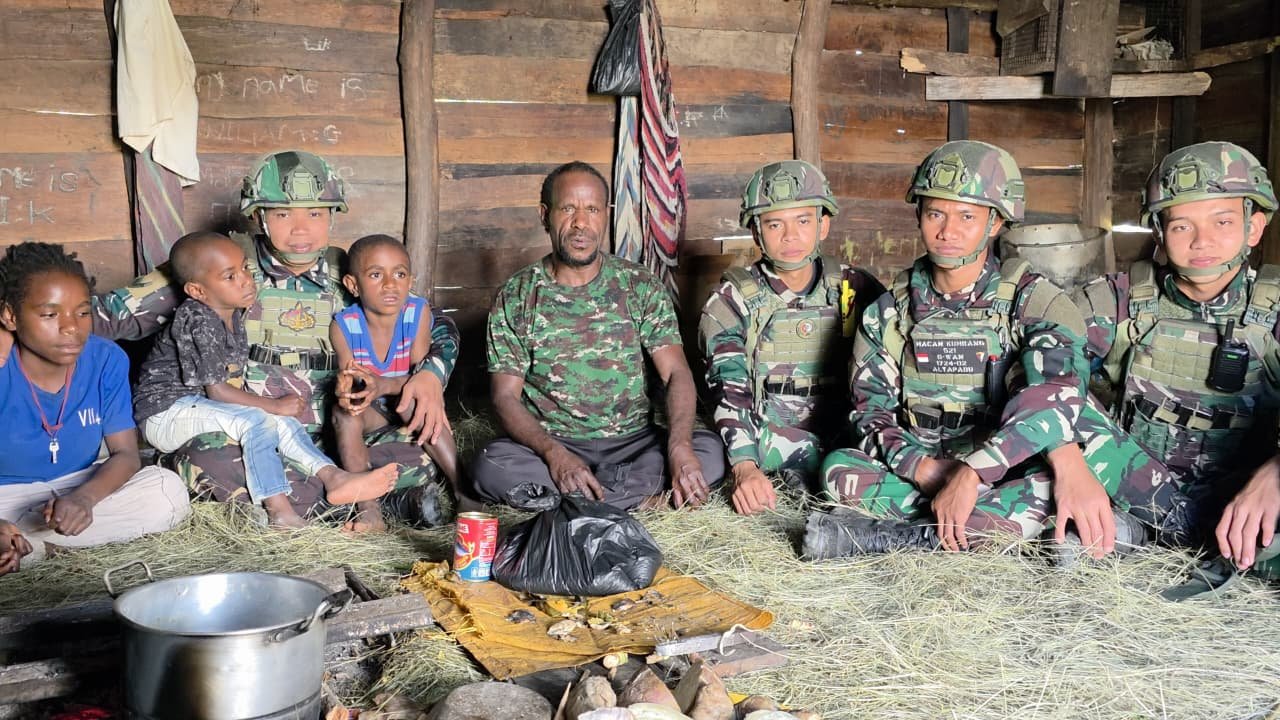 Satgas Yonif 521/DY Layanan Kesehatan Eragayam Pererat Kemanunggalan. - thewasesanews.com