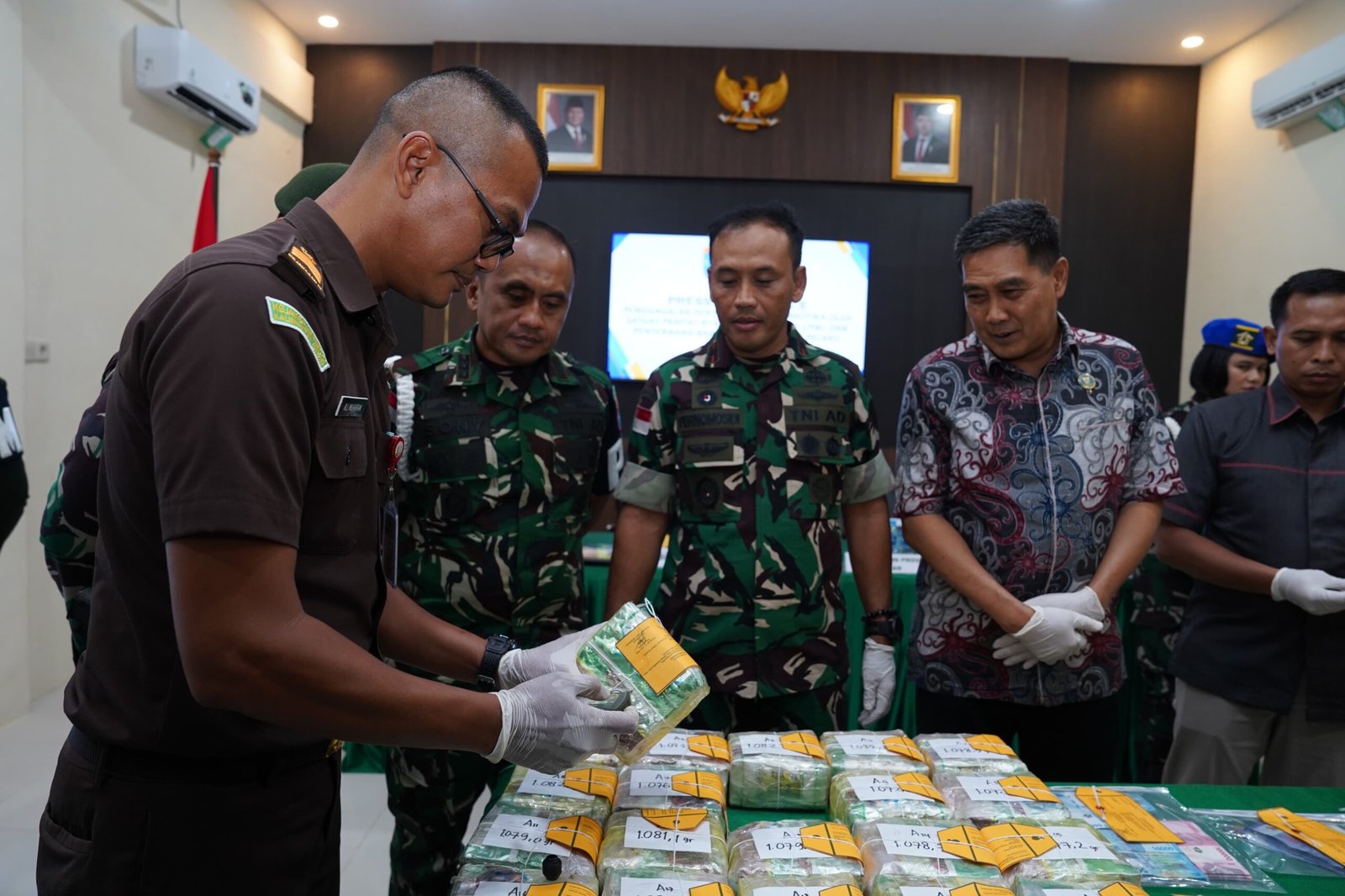 Kodam XII/Tpr Gagalkan Penyelundupan 21,4 Kg Sabu Asal Malaysia. - thewasesanews.com