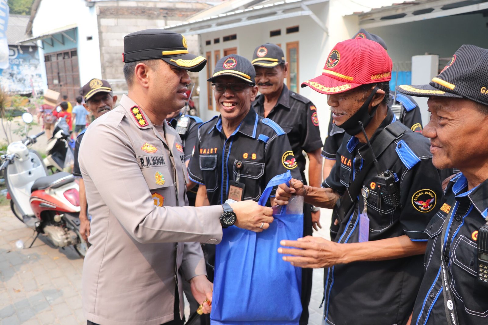 Kapolres Tangerang Kota Gelar Jumat Peduli Bersama Komunitas Pinang. - thewasesanews.com