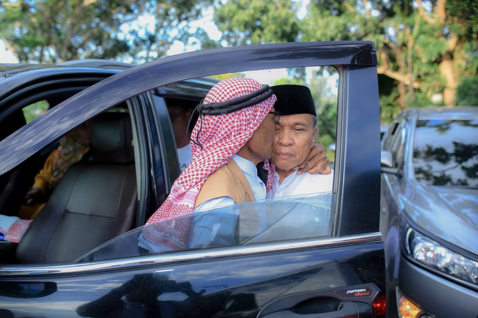 Penyambutan Jamaah Haji Halmahera Tengah di Bukit Loiteglas. - thewasesanews.com