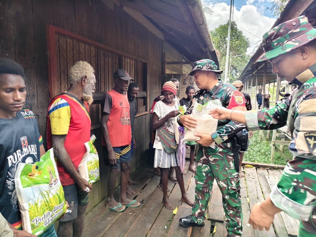 Satgas Yonif 123/Rajawali Salurkan Bantuan Pangan di Kampung Binam Asmat. - thewasesanews.com