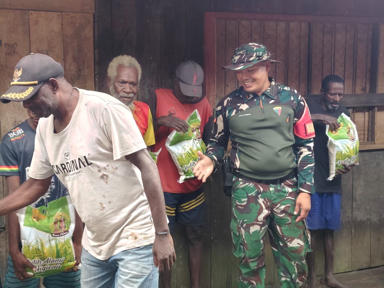 Satgas Yonif 123/Rajawali Salurkan Bantuan Pangan di Kampung Binam Asmat. - thewasesanews.com