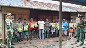 Satgas Yonif 123/Rajawali Salurkan Bantuan Pangan di Kampung Binam Asmat. - thewasesanews.com