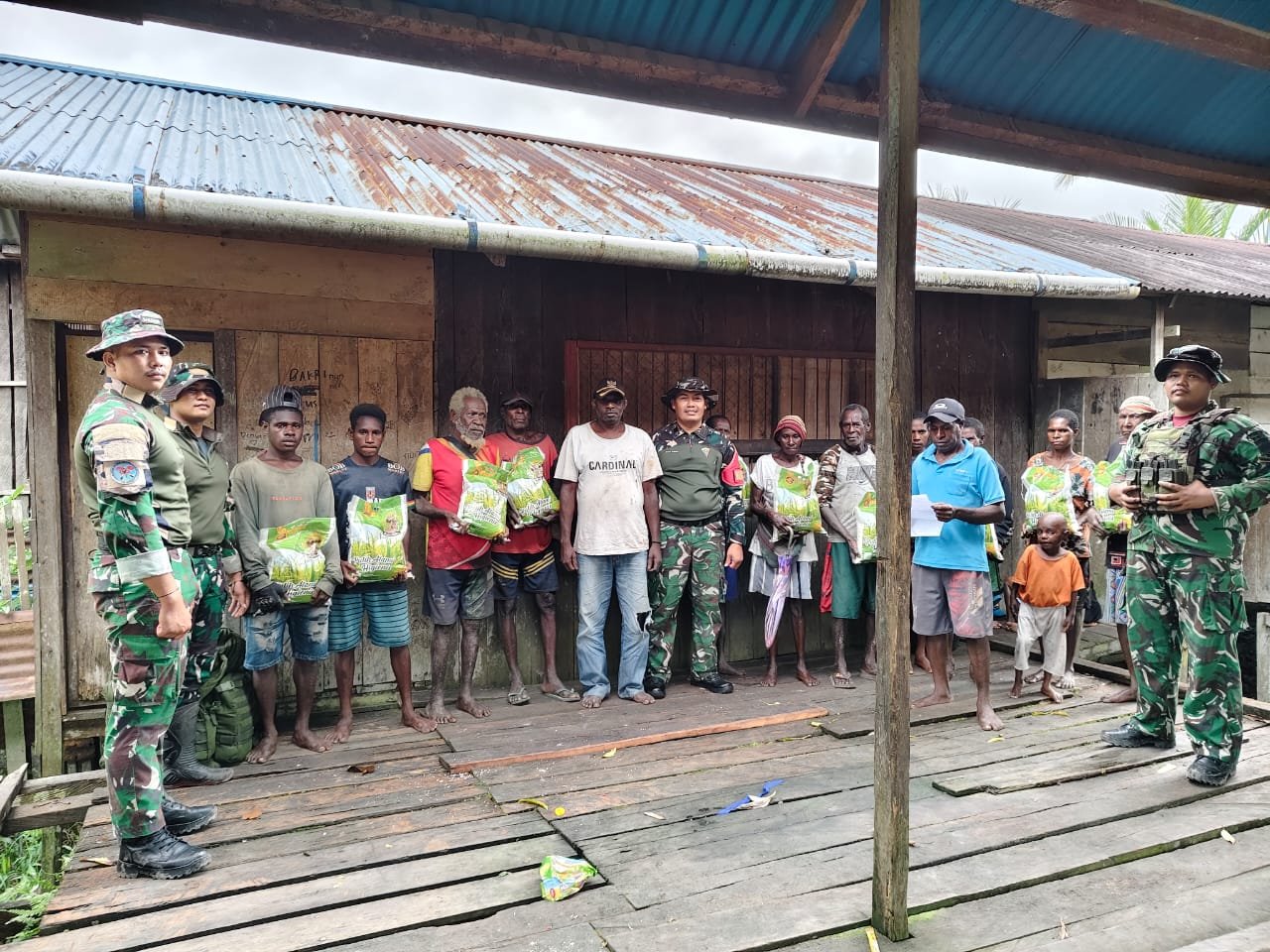 Satgas Yonif 123/Rajawali Salurkan Bantuan Pangan di Kampung Binam Asmat. - thewasesanews.com