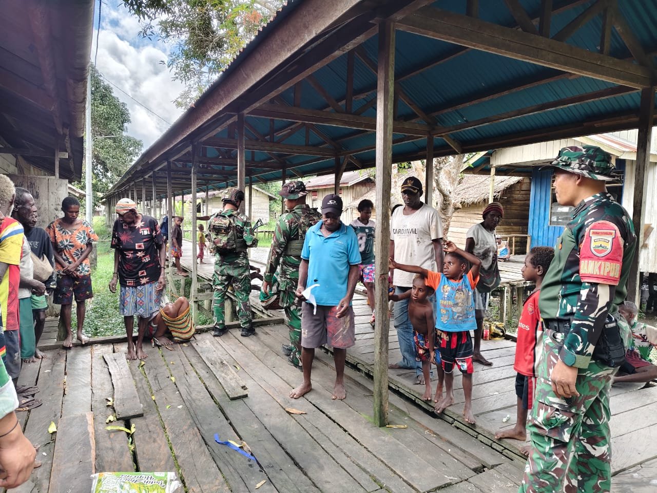 Satgas Yonif 123/Rajawali Salurkan Bantuan Pangan di Kampung Binam Asmat. - thewasesanews.com