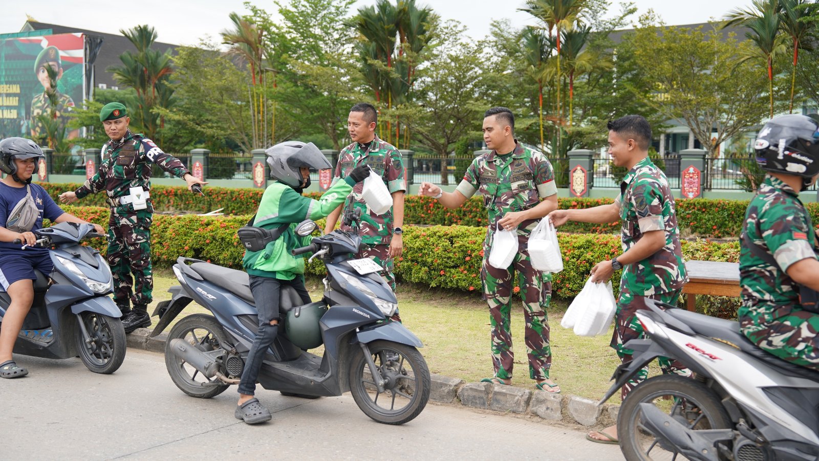 Kodam XII/Tpr Bagikan Nasi Kotak Jumat Berkah di Kubu Raya. - thewasesanews.com