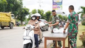 Kodam XII/Tpr Bagikan Nasi Kotak Jumat Berkah di Kubu Raya. - thewasesanews.com