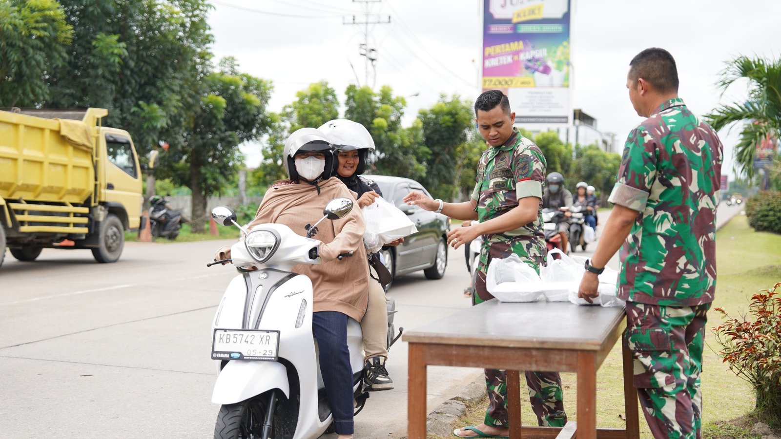 Kodam XII/Tpr Bagikan Nasi Kotak Jumat Berkah di Kubu Raya. - thewasesanews.com