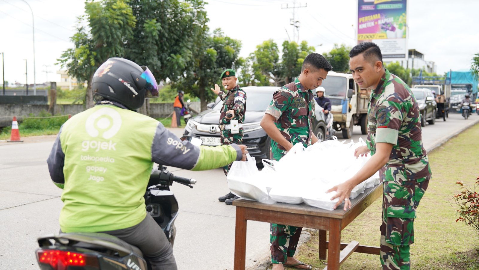 Kodam XII/Tpr Bagikan Nasi Kotak Jumat Berkah di Kubu Raya. - thewasesanews.com