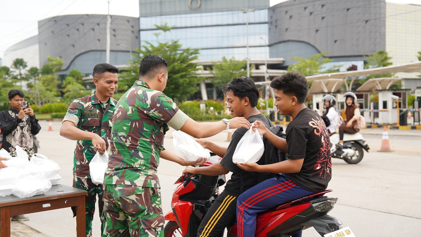 Kodam XII/Tpr Bagikan Nasi Kotak Jumat Berkah di Kubu Raya. - thewasesanews.com