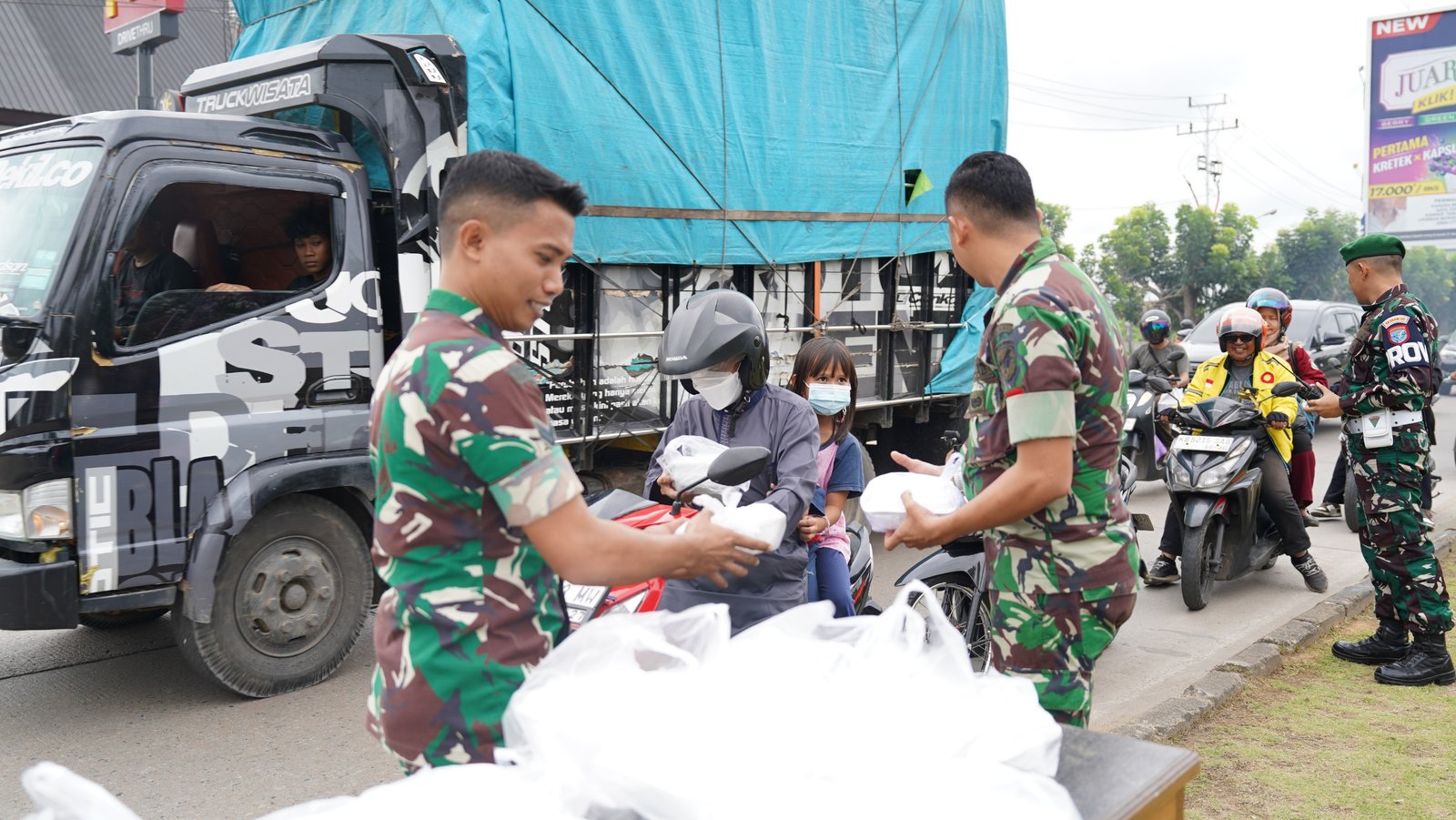 Kodam XII/Tpr Bagikan Nasi Kotak Jumat Berkah di Kubu Raya. - thewasesanews.com