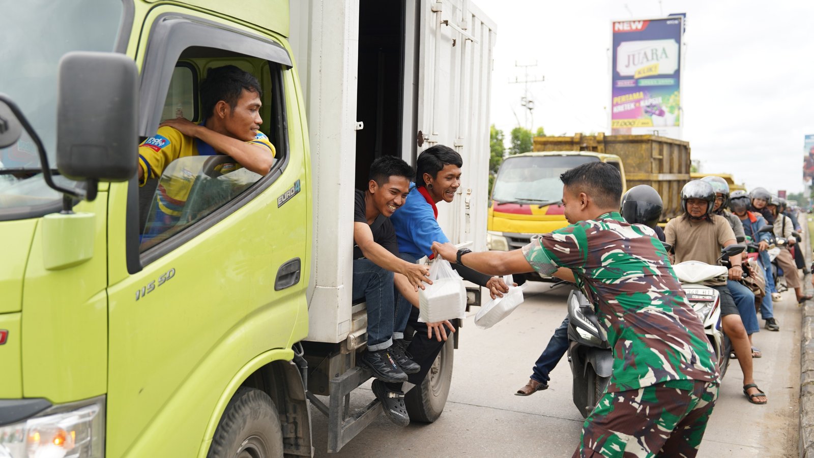 Kodam XII/Tpr Bagikan Nasi Kotak Jumat Berkah di Kubu Raya. - thewasesanews.com