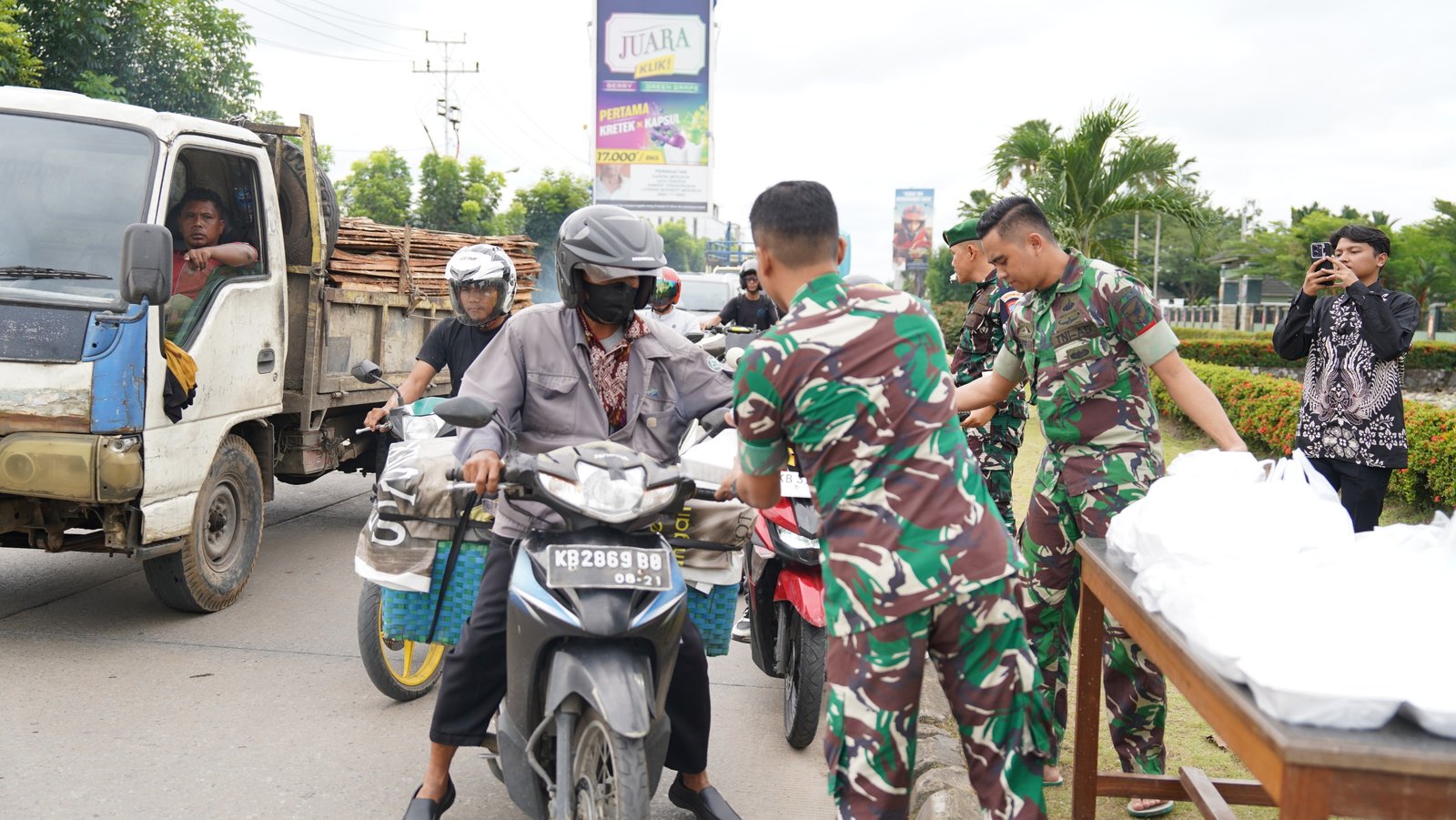 Kodam XII/Tpr Bagikan Nasi Kotak Jumat Berkah di Kubu Raya. - thewasesanews.com