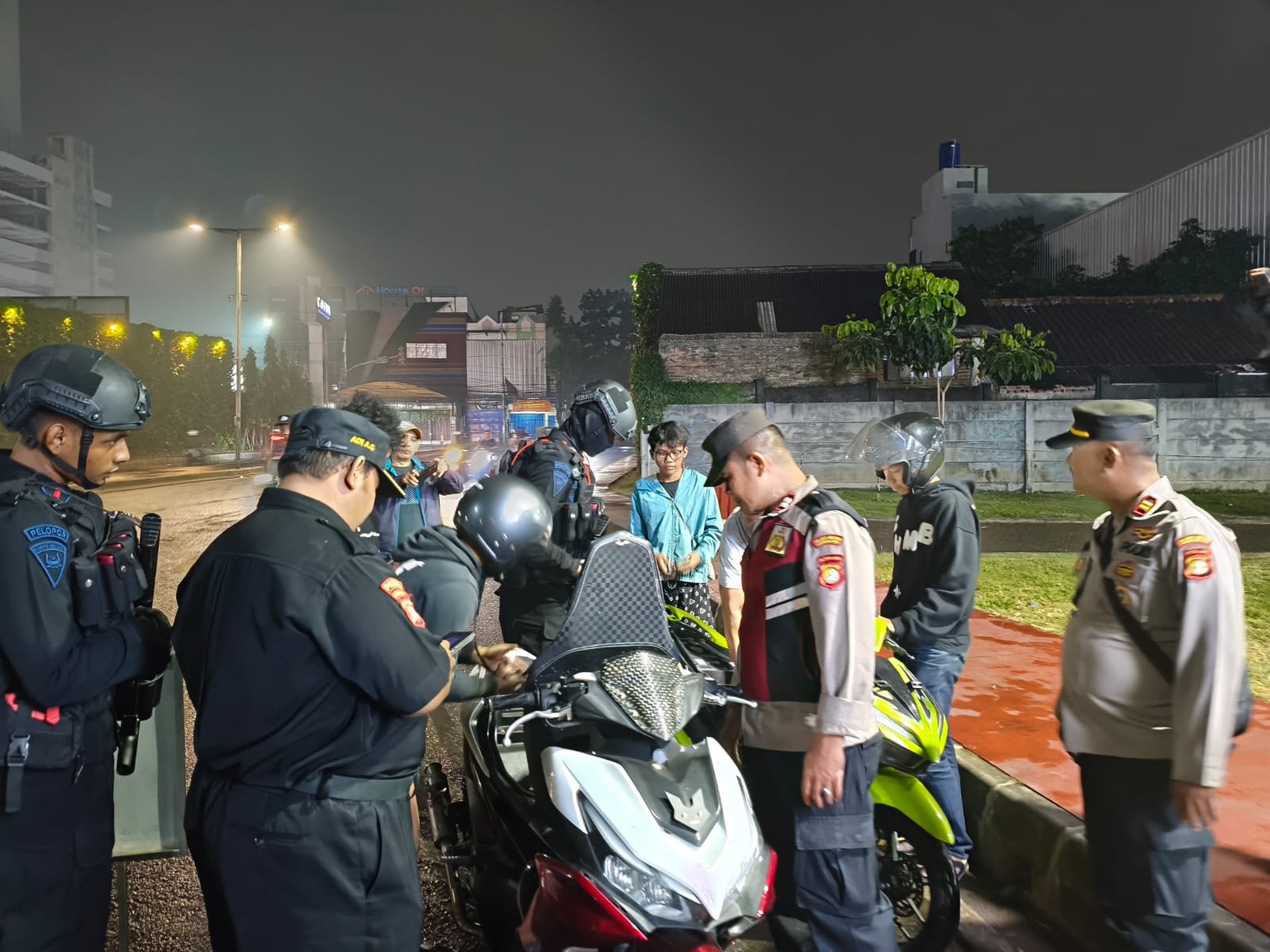 Patroli Gabungan Polsek Pinang Jaga Kamtibmas Malam Hari di Tangerang. - thewasesanews.com